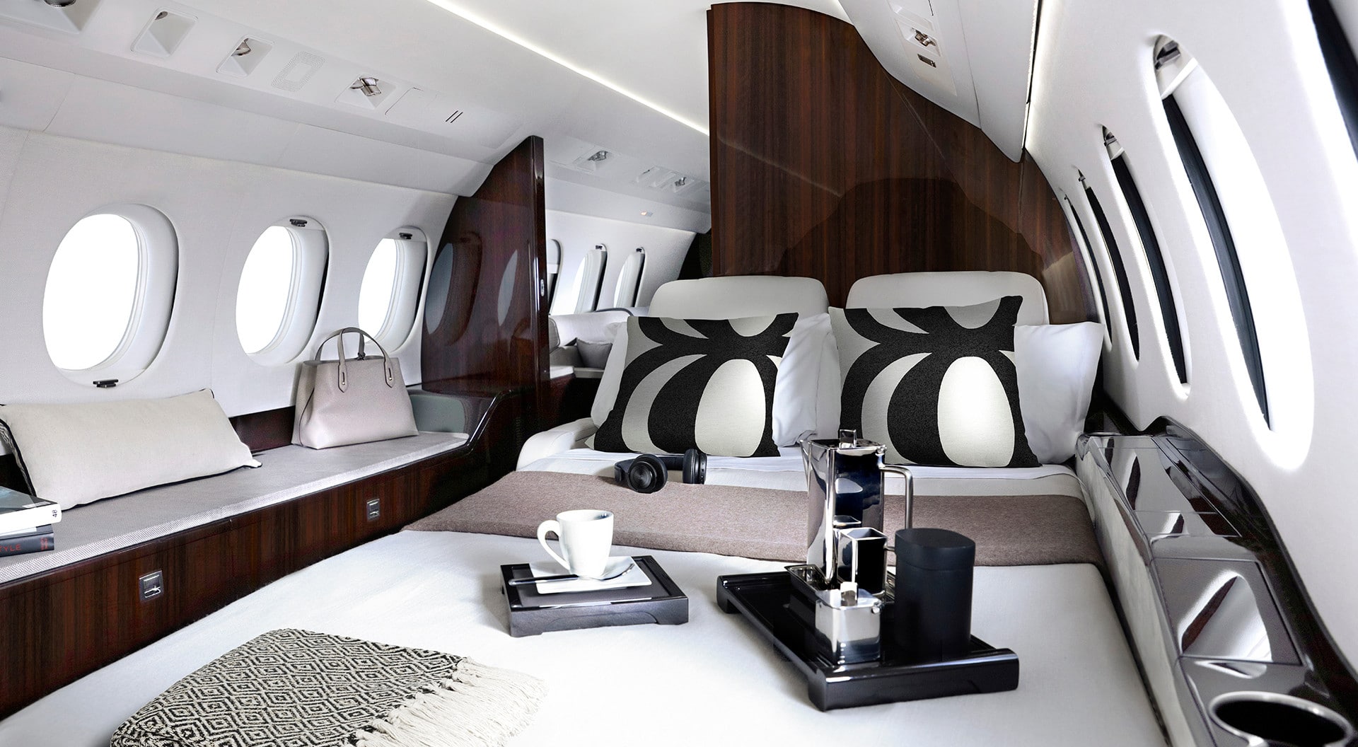 03.Falcon8X_Cabin_Desktop